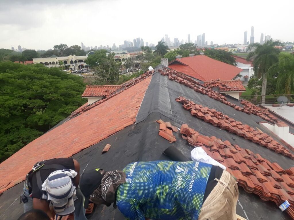 TRABAJOS DE ALTURA-MANTENIMIENTO DE TECHOS - EDIFICIO 801 ALBROOK