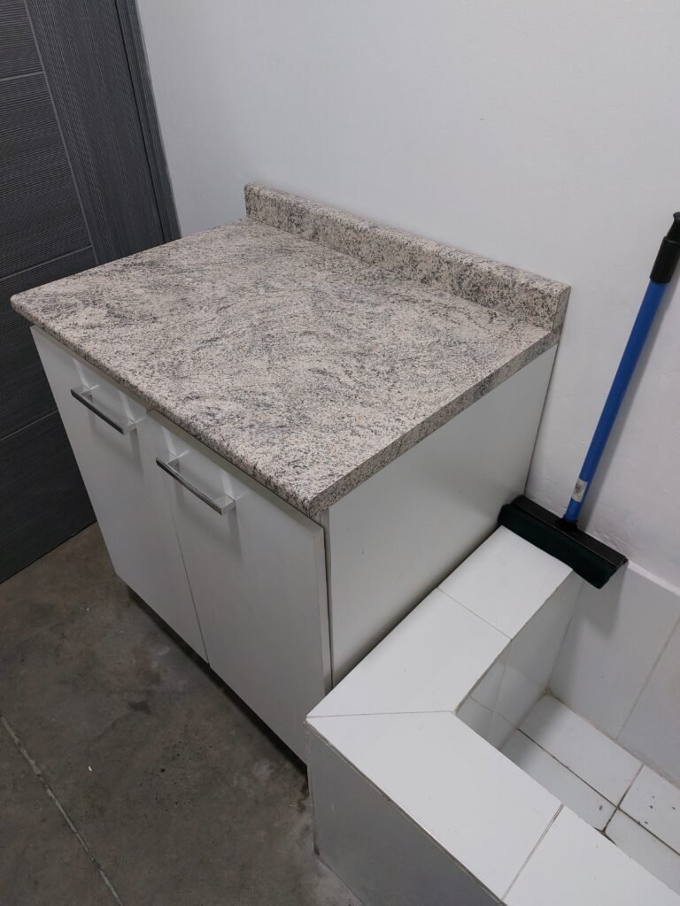 DISEÑO Y CONFECCIÓN DE MUEBLES MODULARES